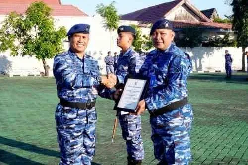 Harumkan Nama Satuan di PORAU 2026, Komandan Lanud Sjamsudin Noor Anugerahkan Piagam Penghargaan Kepada Dua Personel Berprestasi