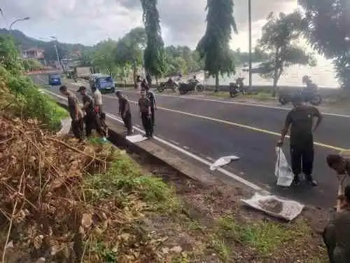 Jumat Bersih, Personel Kodim 1505/Tidore Sigap Bersihkan Selokan Tertimbun Longsor