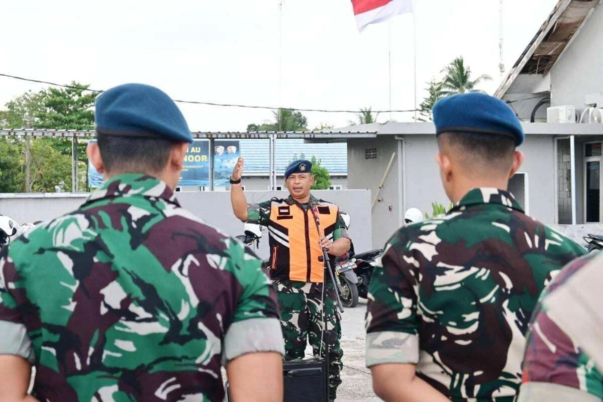 Pastikan Apron Bebas FOD, Personel Lanud Sjamsudin Noor Sisir Benda Asing Jaga Keselamatan Penerbangan Tetap Aman
