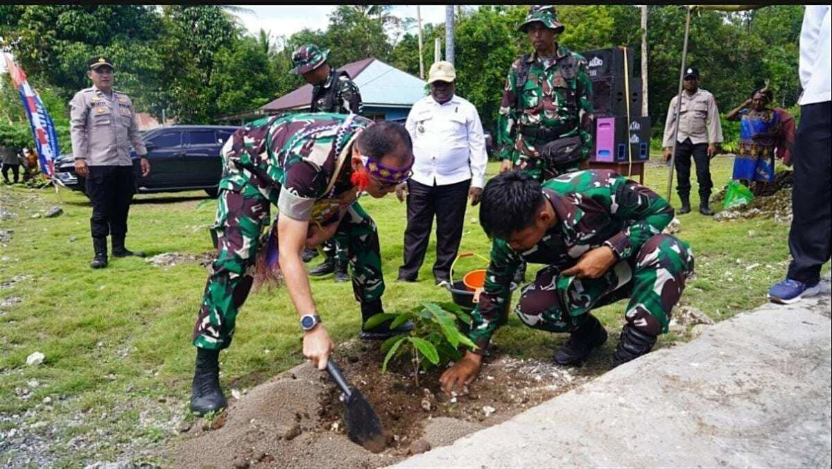 Hijaukan Kampung, Sejahterakan Warga! Satgas TMMD Ke-129 Tanam 500 Pohon Produktif untuk Masa Depan Masyarakat Sesor