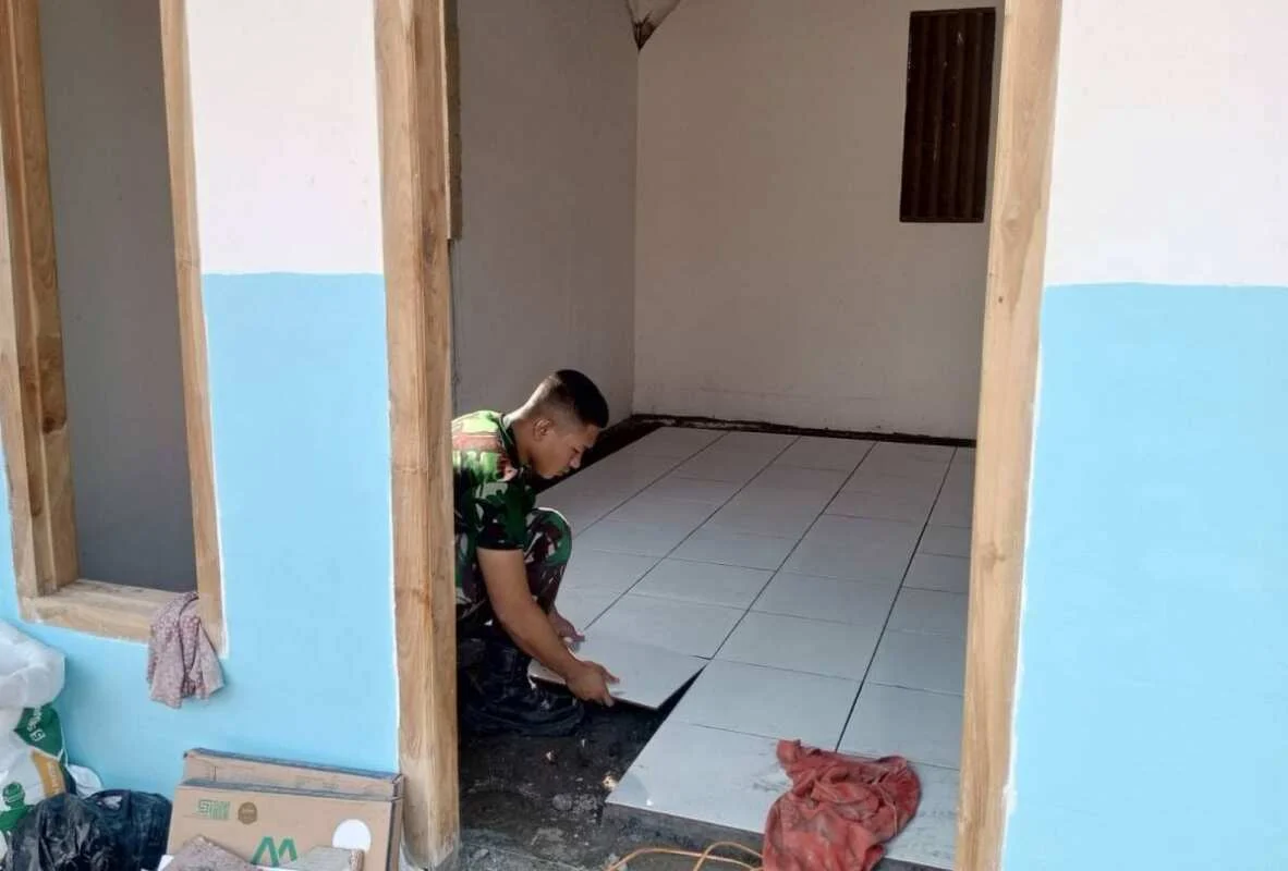 Wujudkan Impian Rumah Layak Huni, Satgas TMMD 129 Bojonegoro dan Warga Gotong Royong Pasang Keramik di Rumah Ibu Tini