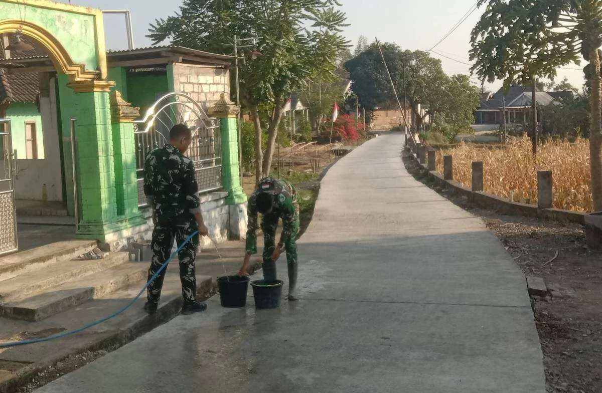 Menjaga Napas Jalan Baru: Dedikasi Satgas TMMD 129 Bojonegoro Merawat Impian Warga Kesongo