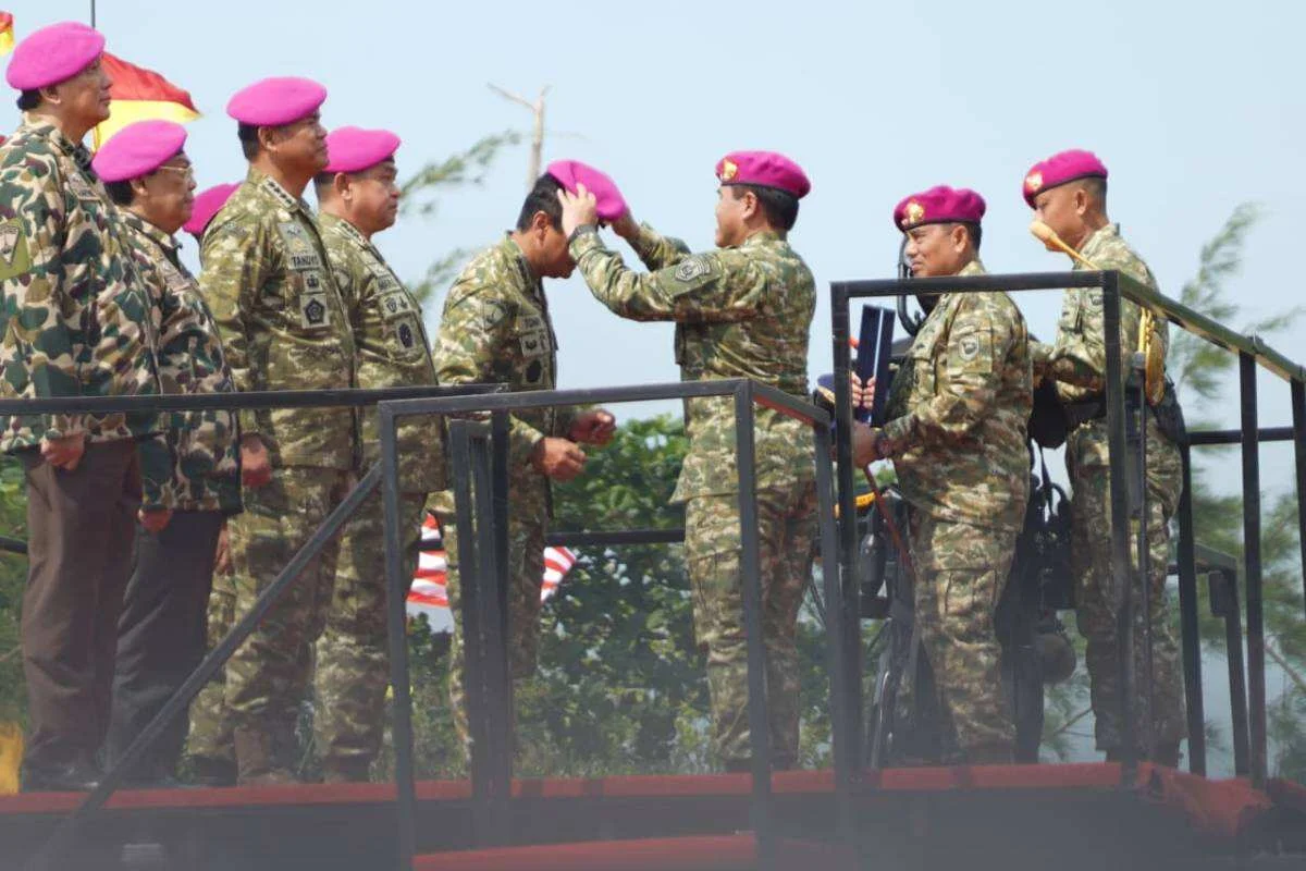 Wakil Panglima TNI dan Sejumlah Pejabat Negara Terima Warga Kehormatan dan Brevet Korps Marinir