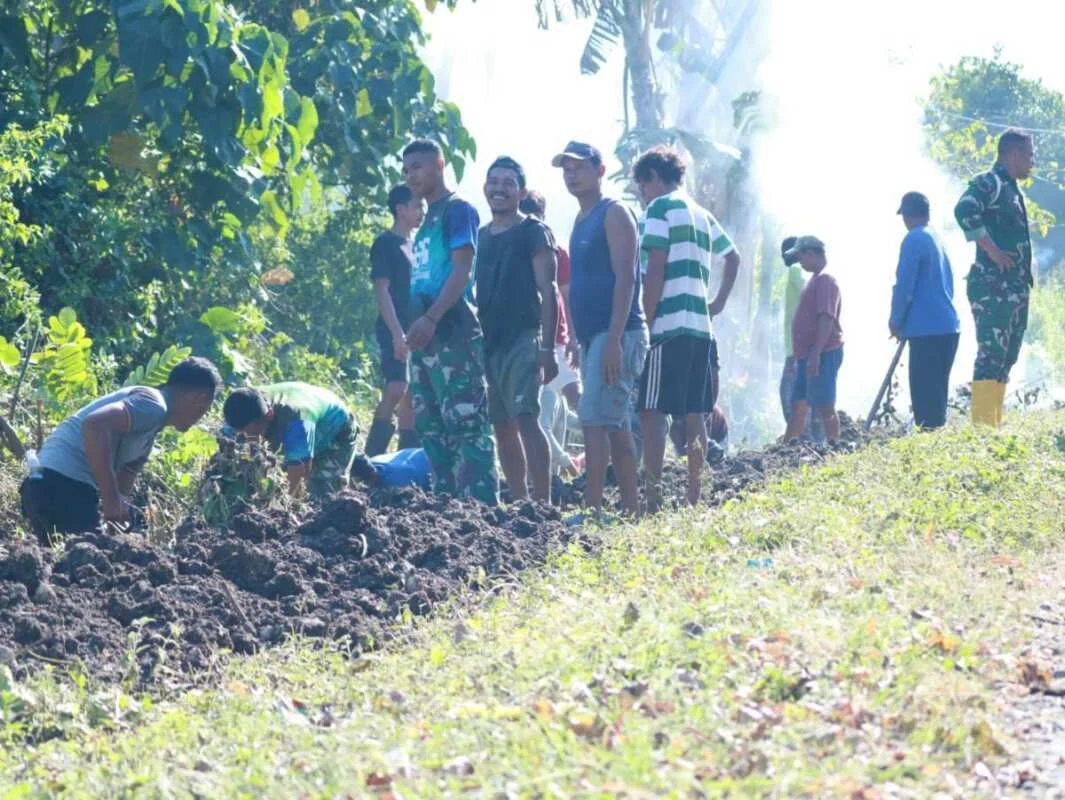 Bahu Membahu Demi Desa Sehat, Satgas TMMD Bersama Warga Bersihkan Saluran Air