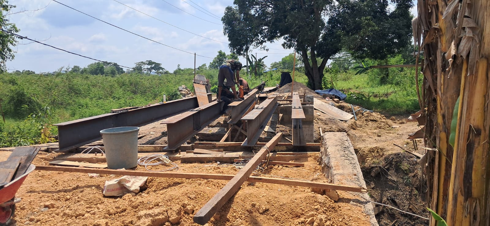 Perakitan Pembesian H-Beam Jembatan Beton Merah Putih Terus Dilakukan