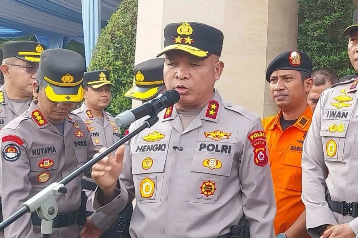 Namun, kondisi jarak pandang yang terbatas, gelombang tinggi, dan aktivitas erupsi membuat kapal kembali bersandar