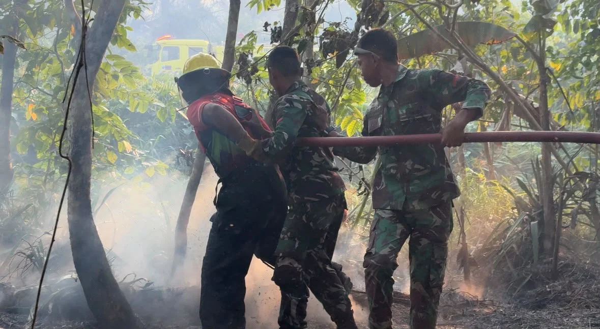 Gerak Cepat, TNI dan Tim Gabungan Berjuang Jinakkan Kebakaran Hutan dan Lahan 