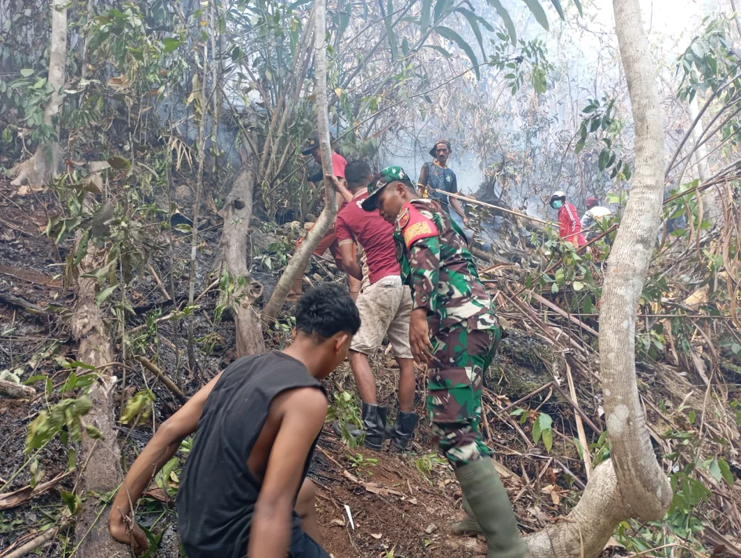 Babinsa dan Warga Dua Desa Gotong Royong Padamkan Kebakaran Lahan di Sekitar Pipa Air Bersih