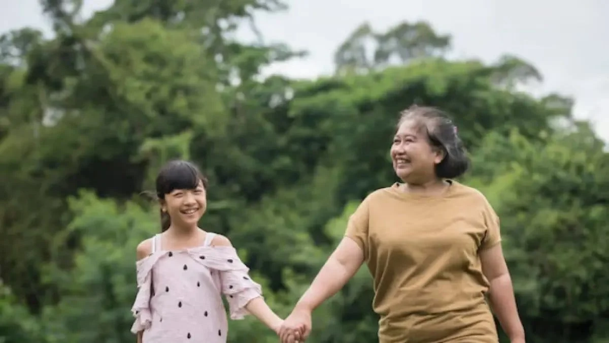 Kebiasaan Dasar Kakek-Nenek yang Membuat Cucu Merindukan Mereka