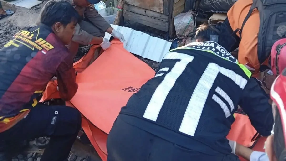 Evakuasi Jenazah Kakek Tertemper Kereta di Krembangan Surabaya