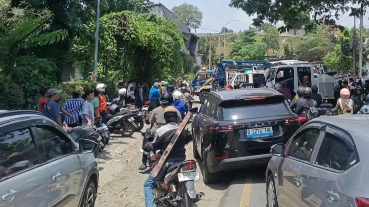 Kecelakaan Elf Besan di Kali Cikumpa: Evakuasi Sukses tetapi Lalu Lintas Masih Padat