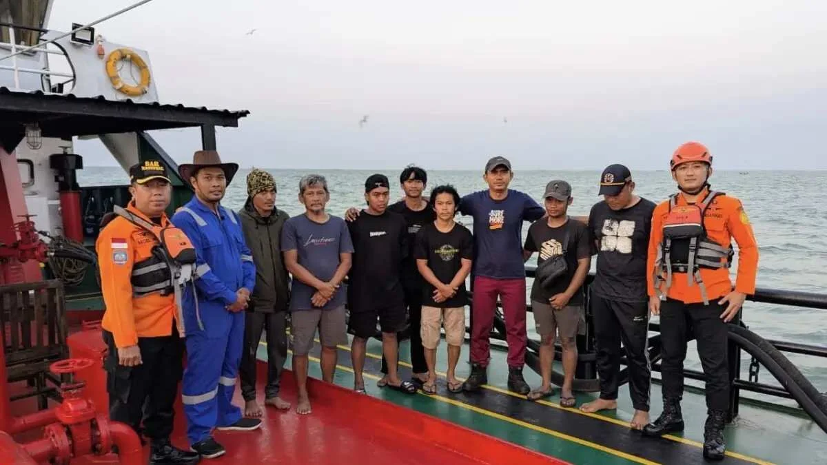 Proses Evakuasi Selamat ABK Tugu Boat yang Tenggelam di Perairan Bawean