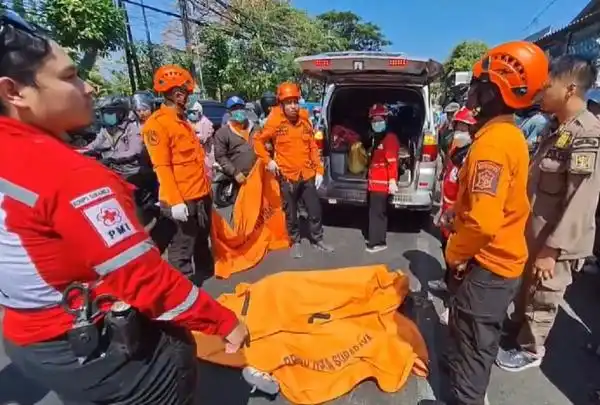 Pengendara Scoopy Tewas Terlindas Truk di Jalan Jagir Wonokromo