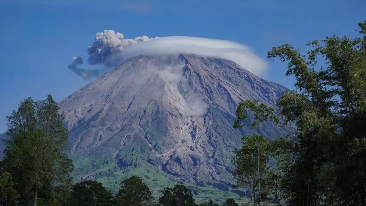 Semeru Erupsi Tiga Kali pada Sabtu, Kolom Abu Tertinggi Capai 1.000 Meter