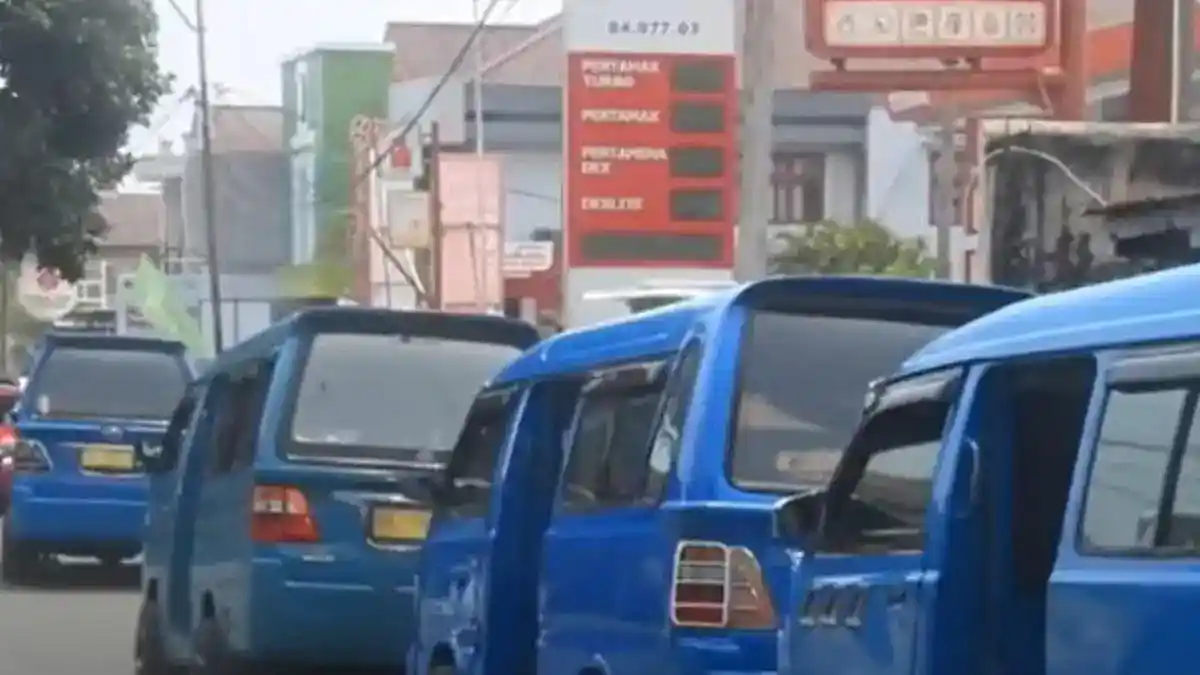 Antrean Pertalite Berjam-jam, Warga Ternate dan Polewali Mandar Menanti Solusi