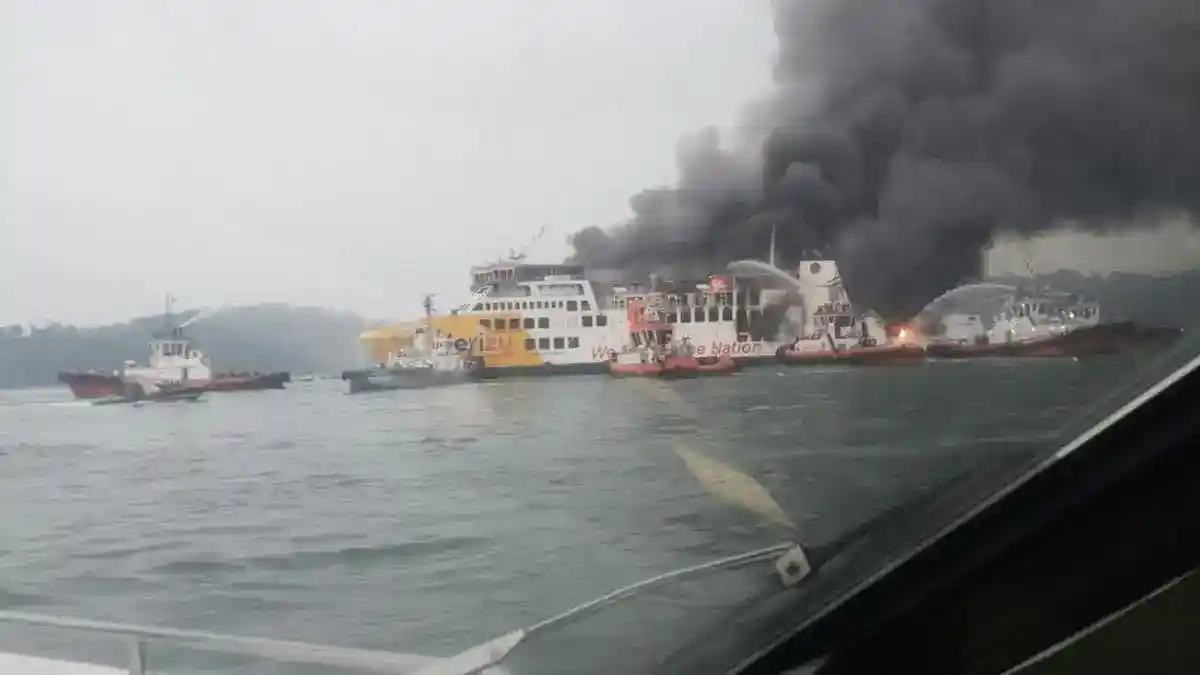 KMP Batumandi Terbakar di Selat Sunda, Evakuasi Penumpang Berlangsung