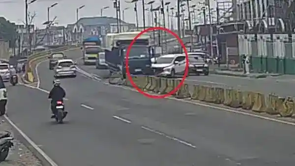 Tabrakan Xpander dan Truk di Ujung Flyover Bukittinggi
