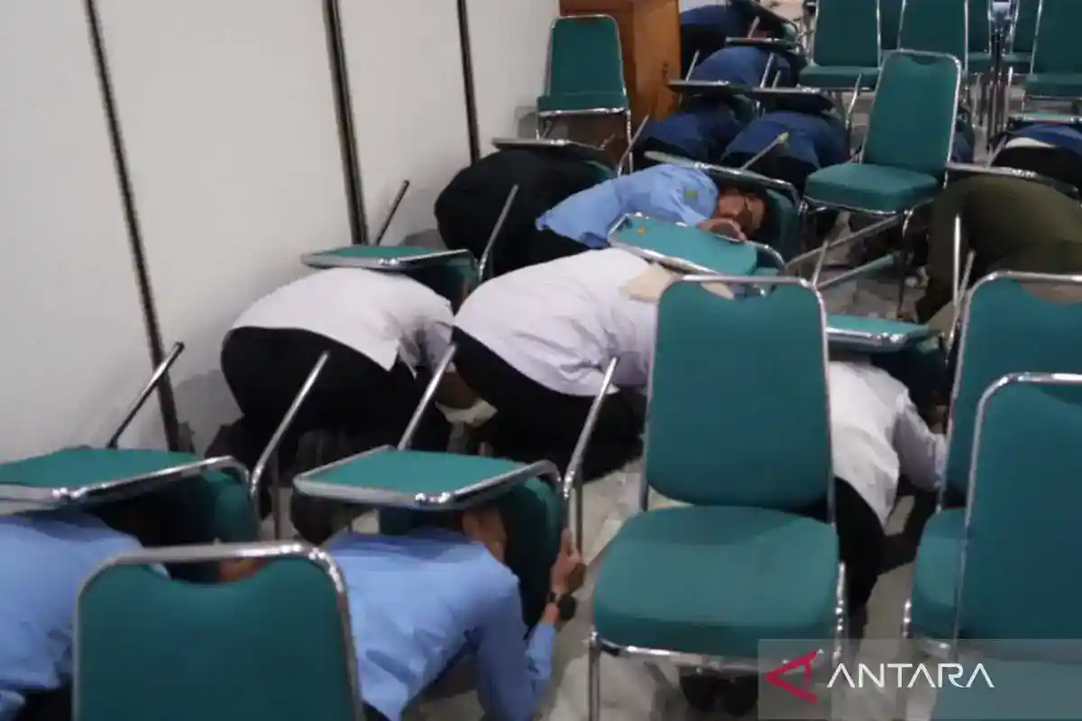 Simulasi Gempa di Kantor Wali Kota Jaktim Uji Kesiapan Petugas dan Pegawai