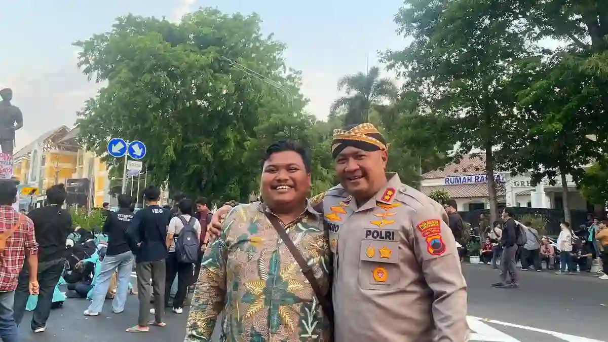 Aksi Mahasiswa UNS di Solo Diwarnai Pembakaran Ban, Kapolresta Pilih Membaur