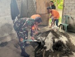 TNI Hadir di Tengah Warga: Babinsa Turun Langsung Cor Lantai Rumah Warga