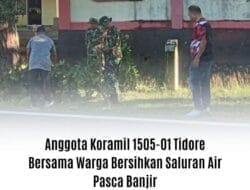 Anggota Koramil 1505-01 Tidore Bersama Warga Bersihkan Saluran Air Pasca Banjir