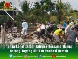Tanpa Kenal Lelah, Babinsa Bersama Warga Gotong Royong Dirikan Pondasi Rumah