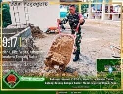 Babinsa Desa Wedana Ramil 1512-01/Weda, Karbak Pembuatan WC Umum di Pasar