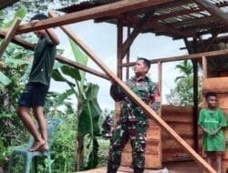 Babinsa Koramil 1710-07/Mapurujaya Laksanakan Komsos dan Bantu Warga Bangun Rumah
