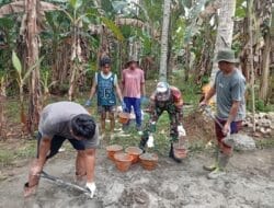 Kebersamaan Terjalin, Babinsa dan Warga Gotong Royong Bangun Pondasi Rumah