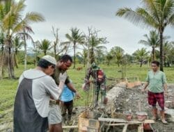 Babinsa Jadi Teladan, Ikut Gotong Royong Bangun Masjid Desa