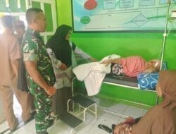 Wujud Kepedulian, Babinsa Jenguk Warga Sakit di Puskesmas