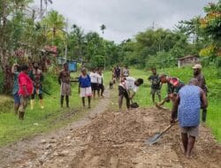 Babinsa Koramil 1710-06/Agimuga Ajak Warga Gotong Royong Timbun Jalan Rusak