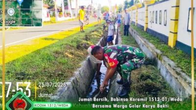 Jumat Bersih, Babinsa Koramil 1512-01/Weda Bersama Warga Gelar Karya Bakti Bersihkan Bahu Jalan dan Drainase