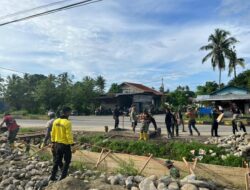 Teriknya Matahari Membakar Semangat Satgas TMMD 125 Kodim 1506/Namlea Dalam Pembuatan Reol/Drainase Raksasa di Desa Waenono