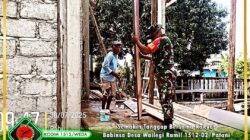 Semakin Tanggap Bersama Rakyat, Babinsa Desa Wailegi Ramil 1512-02/Patani Praka Sudarman Bantu Renovasi Rumah Warga