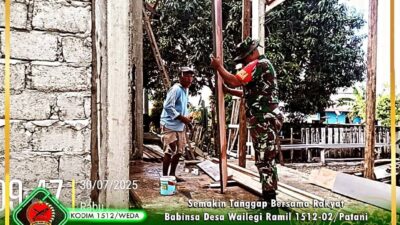 Semakin Tanggap Bersama Rakyat, Babinsa Desa Wailegi Ramil 1512-02/Patani Praka Sudarman Bantu Renovasi Rumah Warga