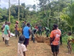 Peduli Warga, Satgas Yonif 126/KC Bantu Pemakaman dan Salurkan Bantuan Sembako di Yomkondo