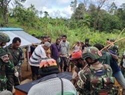 Satgas Yonif 126/KC Bantu Pemakaman Guru Honorer Inspiratif di Kombut