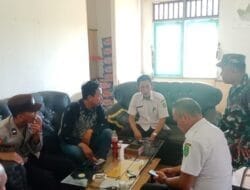 Wujud Sinergitas TNI-Polri, Babinsa dan Bhabinkamtibmas Lakukan Komsos Bersama Staf Desa