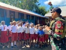 Satgas Yonif 312/KH Bagikan Seragam Sekolah untuk Siswa SD Inpres Rawabiru, Sambut Tahun Ajaran Baru dengan Semangat Baru