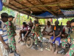 Menjalin Kedekatan, Satgas Yonif 312/KH Anjangsana ke Kampung Rawabiru