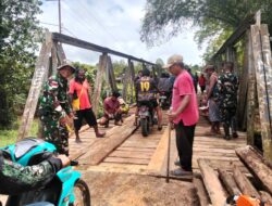 Satgas Yonif 126/KC Bantu Perbaiki Jembatan Oga di Kampung Eksembit