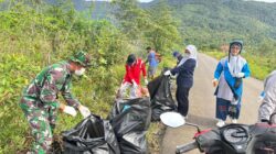 Peduli Lingkungan, Babinsa dan Warga Gotong Royong Bersihkan Sampah di Pinggir Jalan