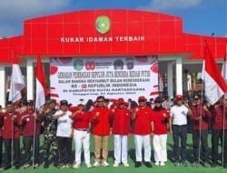 Kibarkan Semangat Kemerdekaan Perwira Seksi Teritorial Kodim 0906/Kkr Hadir Di Aksi Pembagian 10 Juta Bendera Merah Putih