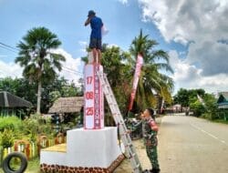 Babinsa Jongkang Bersama Warga Bangun Gapura Sambut Kemeriahan HUT RI ke-80