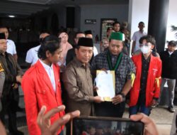 Kapolres Tuban Pimpin Pengamanan Aksi Mahasiswa di Depan Kantor DPRD