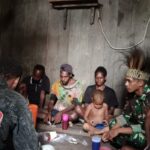 Jelang HUT TNI Ke-80, Babinsa Koramil 1715-07/Suru-Suru Kodim 1715/Yahukimo Melaksanakan Kegiatan Komsos Dengan Masyarakat di Kampung Brimono Distrik Suru-Suru