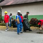 Mencegah Terjadinya Sumbatan Dan Genangan Air, Babinsa Koramil Timika Ajak Warga Bersihkan Saluran Drainase