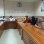 Suarni Didampingi Aktivis dan Media, Laporkan Ketidakadilan ke DPRD Probolinggo