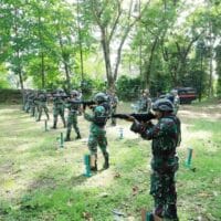 Prajurit Kodim 1505/Tidore Pertajam Naluri Tempur Lewat Latihan Menembak Senjata Ringan
